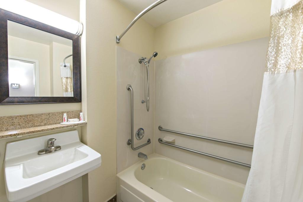 Hotel Baymont By Wyndham East Louisville